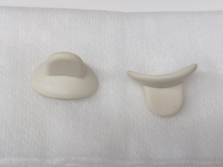 目の周りのシミ取りで使う眼内コンタクトレンズ